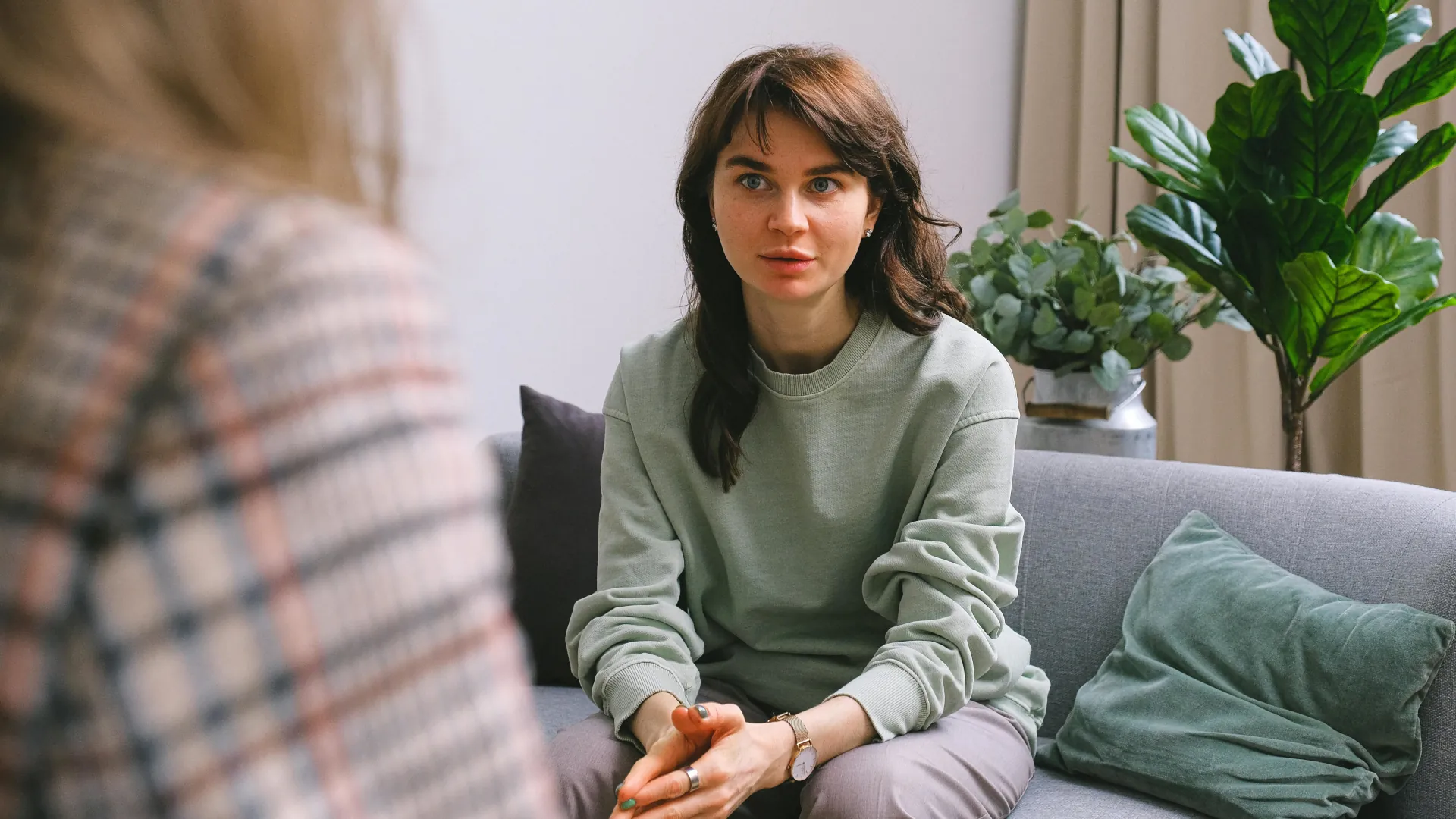 A young lady chatting through problems with her therapists.