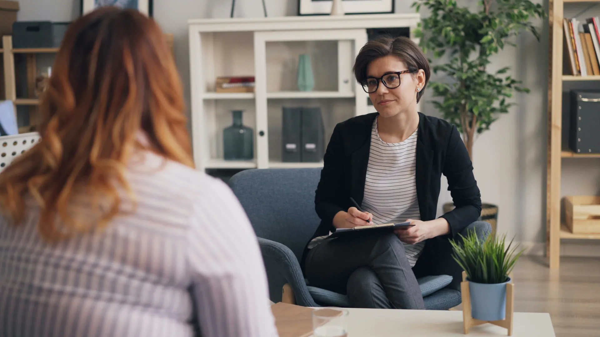 A relationship counsellor is giving a young couple some advice after listening to their issues.
